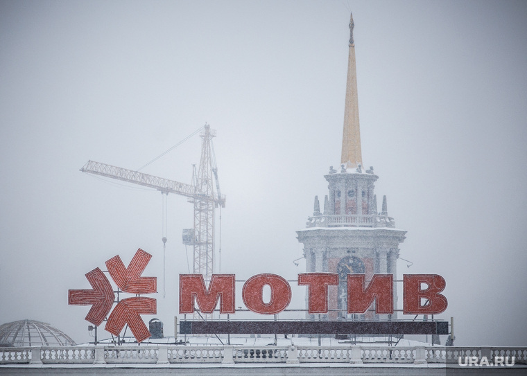 Снегопад. Екатеринбург, снег, холод, зима, сотовая связь, строительный кран, осень, мотив