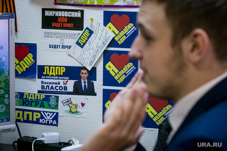 На избирательную кампанию партия выделила Власову 300 тысяч рублей. Этого хватило на листовки, брошюры и наклейки
