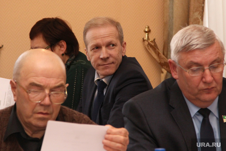У городских депутатов появились вопросы к Андрею Жижину (в центре)