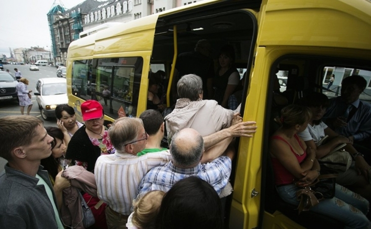 После того, как летом в Москве были ликвидированы несколько сотен линий маршрутных такси, автобусы оказались переполнены