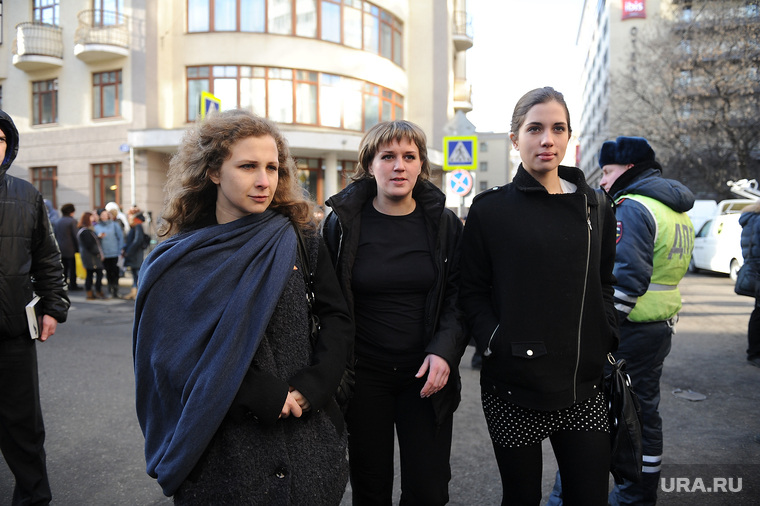Если блогер не раскается в содеянном, то его ждет участь Надежды Толоконниковой (справа) и Марии Алехиной (слева) из Pussy Riot — реальный срок