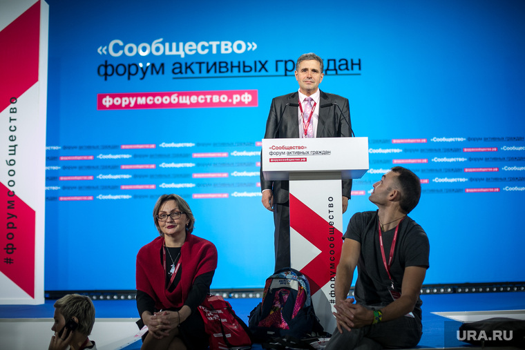 Номинант на премию „Я — Гражданин“ Виктор Стародубцев (в центре) просит обратить внимание на проблемы хосписов в малых городах