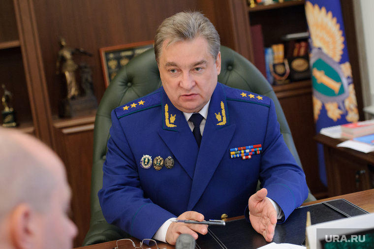 Замгенпрокурора РФ оперативно реагирует на сообщения СМИ. Одно из них — о якобы пьяных тюменских прокурорах за рулем