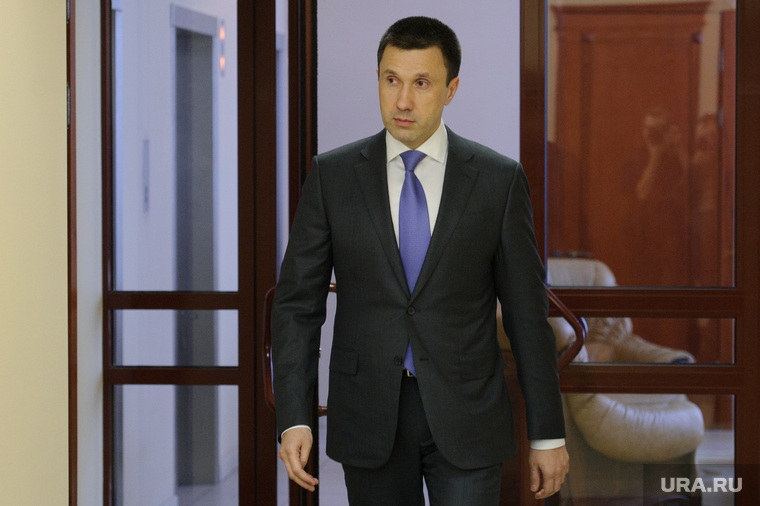Во вторник, 8 ноября, Пьянков появился на заседании правительства как обычный человек, но вышел с него уже в статусе и. о. главы МУГИСО