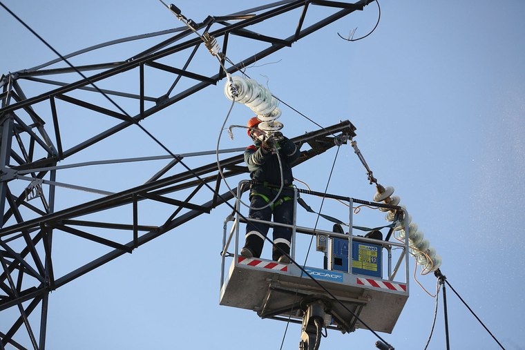 Линии электропередачи на Уралмаше были повреждены в нескольких местах сразу