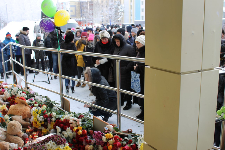 Нефтеюганцы несут цветы и игрушки к зданию «Сибиряка»