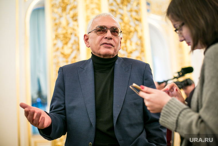 Режиссер Карен Шахназаров признался, что не получает инструкций из Кремля