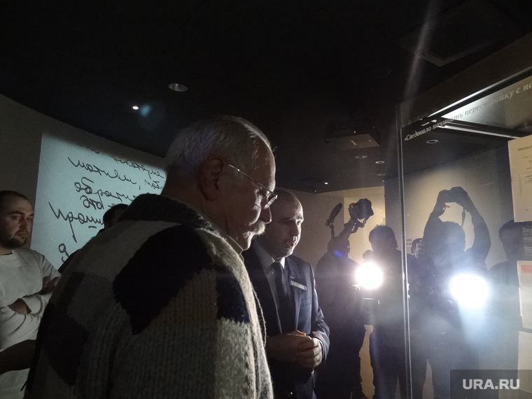 По музею Ельцина Михалков ходил, «подсвеченный» телекамерами