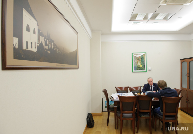 На стене кабинета у Вячеслава Погудина — фото работы Дмитрия Лошагина.