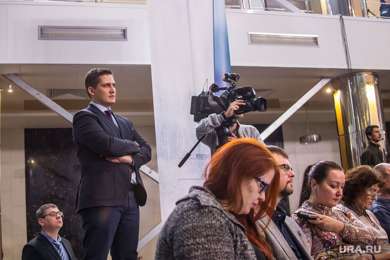В новом формате губернаторской пресс-конференции журналисты увидели «руку Павла Белявского» (второй слева)