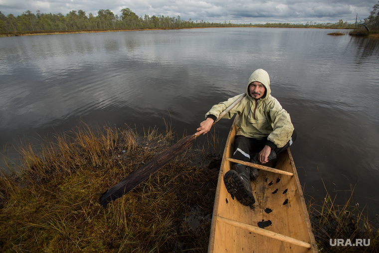 На озере. Обалас — традиционная лодка народа ханты — всё чаще заменяется лодкой с мотором