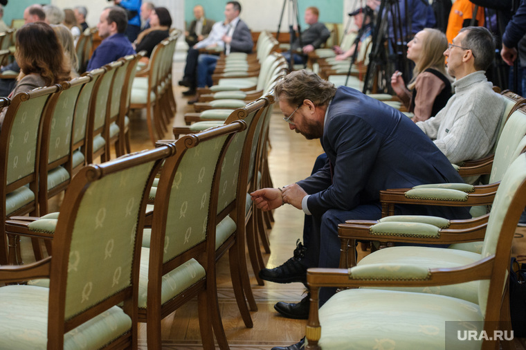 Первый замглавы администрации губернатора Вадим Дубичев выслушал всю пресс-конференцию и сделал отдельные ремарки по ней в интервью телеканалам.
