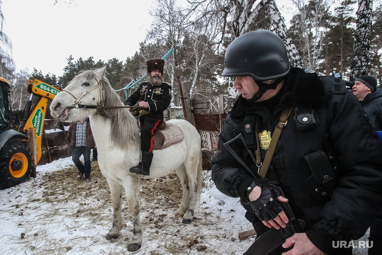 Судебные приставы выгоняют тюменского казака Владимира Афанасьева с созданной им самовольной конной фермы, где он учил конному спорту детей с окраины Тюмени