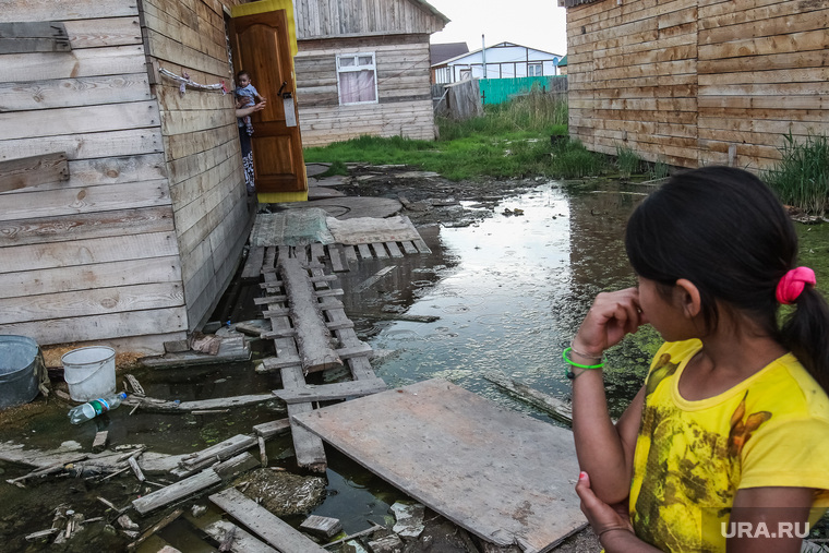 Последствия паводка в цыганских выселках в поселке Березняки в Тюмени