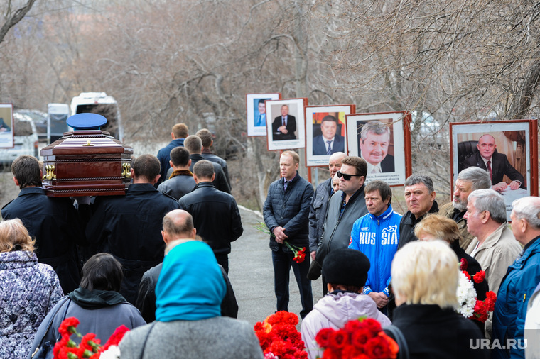 На похоронах мастера спорта, пилота-инструктора Виктора Илюхина, разбившегося под Челябинском, представители власти присутствовали на портретах.