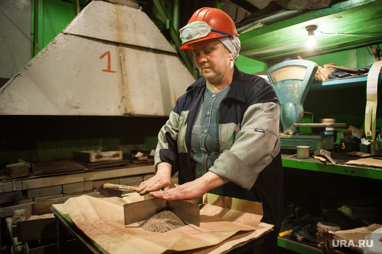 Рабочая фасует порции золотосеребросодержащего «песка» на Центральной обогатительной фабрике Березовского золотоносного рудника