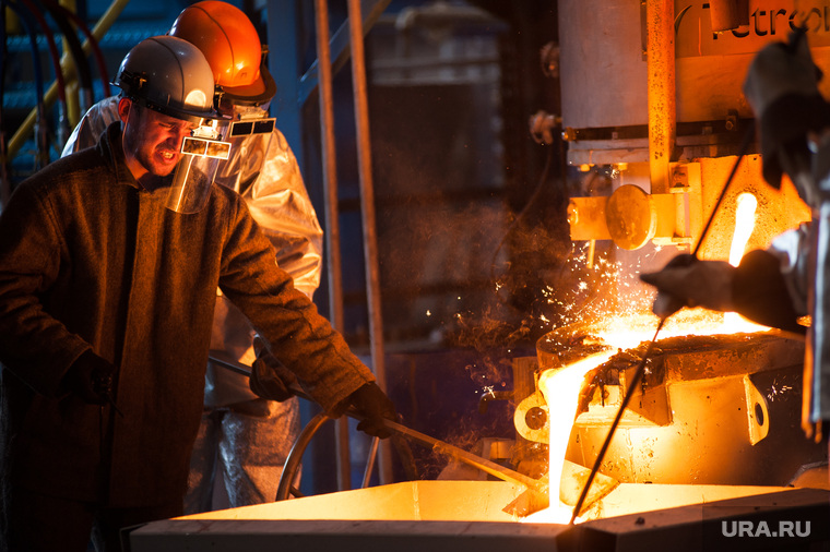 Рабочие на участке плазменной плавки металлов Екатеринбургского завода по обработке цветных металлов