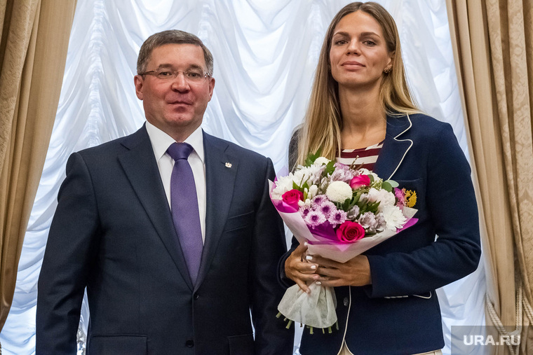 Юлия Ефимова — «спортсмен года», по версии экспертов (на фото с губернатором Тюменской области Владимиром Якушевым)