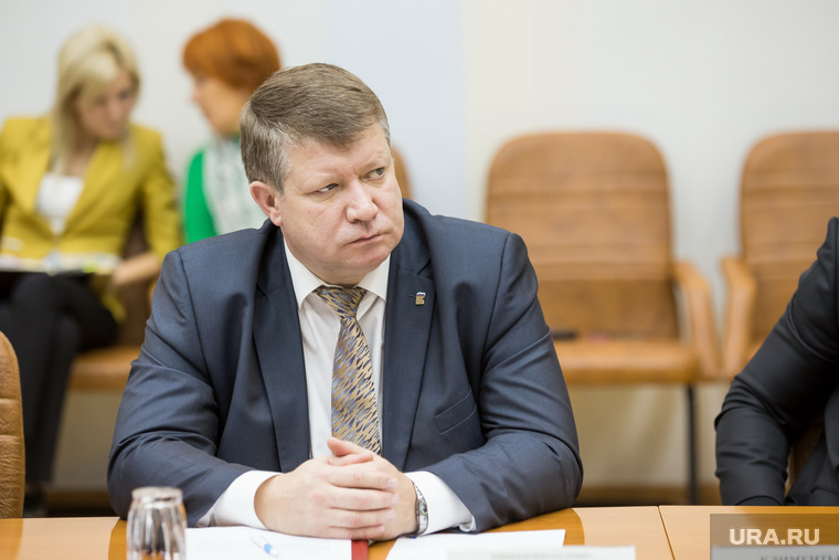 Олег Брезицкий пережил несколько медицинских скандалов. Неожиданно в конце 2016 года он получил уведомление о расторжении контракта