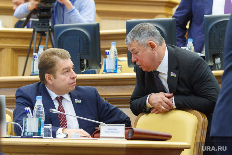 Судьба Олега Дейнеки (справа) зависит от бывшего помощника Алексея Андреева (слева)