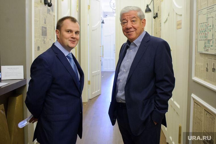 Глава Свердловского союза журналистов Александр Левин (справа) — за максимальную либерализацию власти в отношении прессы. Директор департамента информполитики губернатора Александр Иванов (слева) придерживается несколько иной стратегии