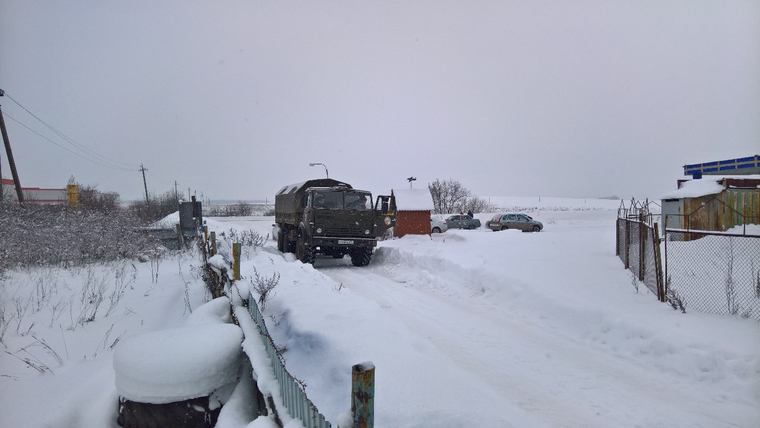 Въезд на аэродром заблокировала машина Военной автоинспекции