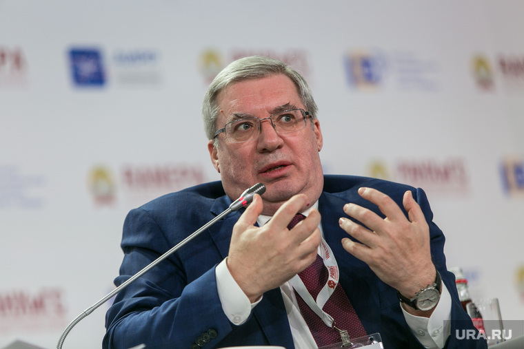 — Ко мне подходят в кулуарах и говорят: «Ну как же ты влип!» — сетовал глава Красноярского края Виктор Толоконский на заключительной сессии