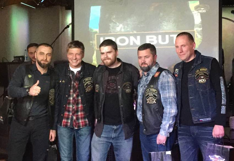 Артемий Кызласов (крайний справа) и Валентин Грипас (второй справа) вместе участвуют в тусовках байкеров клуба Harley Davidson.