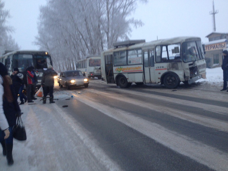 В аварии на скользких дорогах попадают автобусы