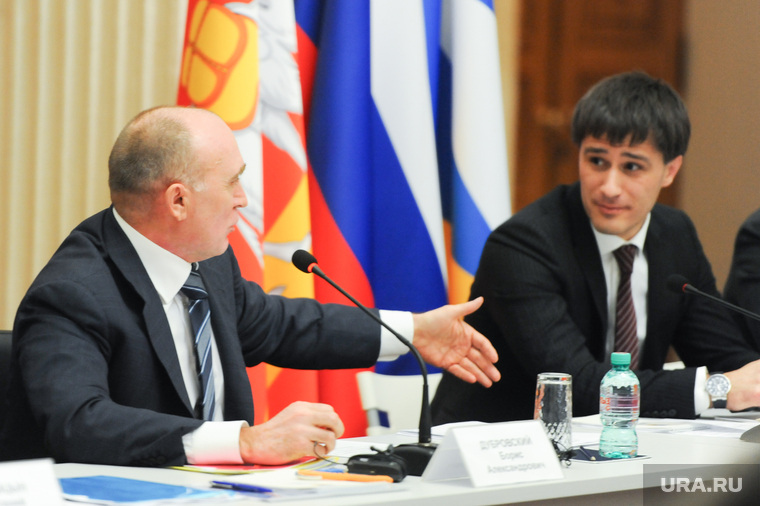 Гаттаров (справа) и другие участники закрытого совещания будут работать в Верхнем Уфалее, пока не решат все вопросы