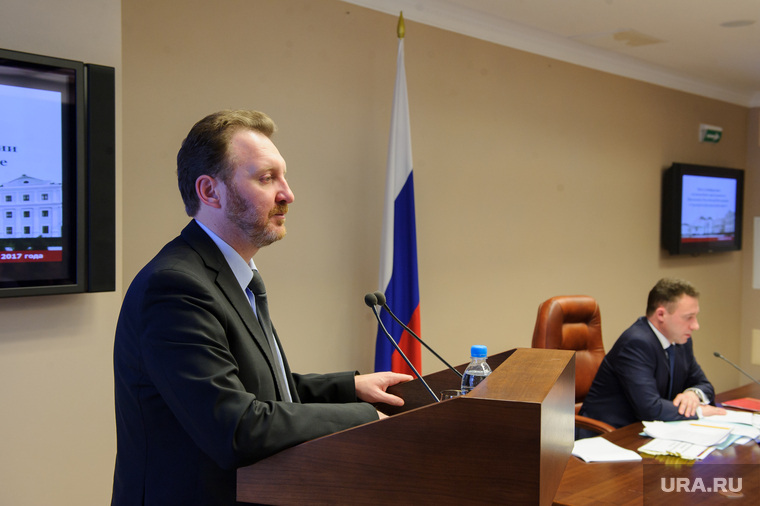 Заместитель полпреда Борис Кириллов (стоит) работает над стратегией новой открытости, анонсированной Игорем Холманских.