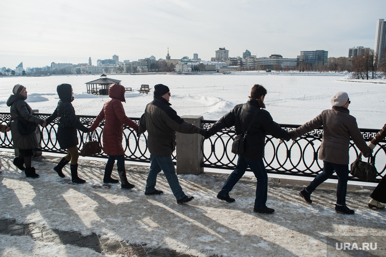 Жители Екатеринбурга взялись за руки в знак протеста против строительства Храма на Воде