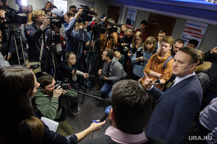 Алексей Навальный отвечает на вопросы журналистов в новом штабе