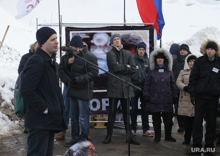 Валентин Мурзаев (на первом плане фото) уверен, что административное преследование связано с его протестной активностью