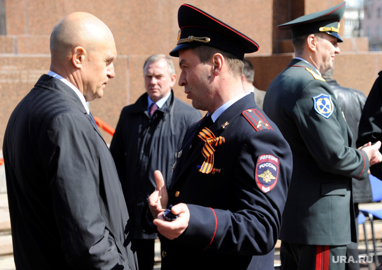 Люди Давыдова (слева) считают увольнение диспетчеров полиции показательной акцией, но бесполезной
