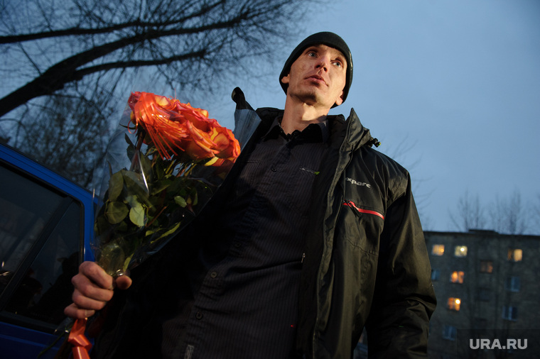 Андрей встречает возлюбленную из колонии
