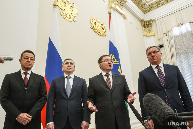 Губернатор Владимир Якушев (второй справа) помог тюменским энергетикам договориться и не позволил Тюмени превратиться в новую Воркуту