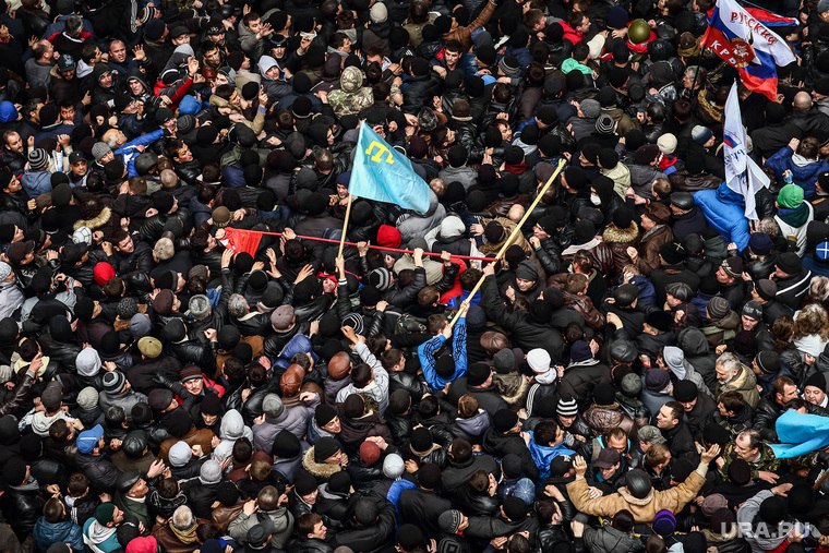 Столкновение проукраинских и пророссийских активистов на площади у Госсовета. Симферополь, 2014