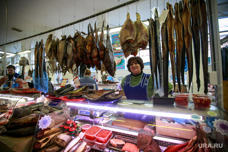 Продавщицы в рыбном павильоне на центральном рынке признают, что цены на красную рыбу после санкций выросли