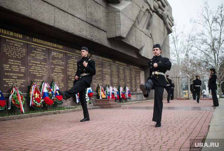 Смена почетного караула у Мемориала героической обороны Севастополя