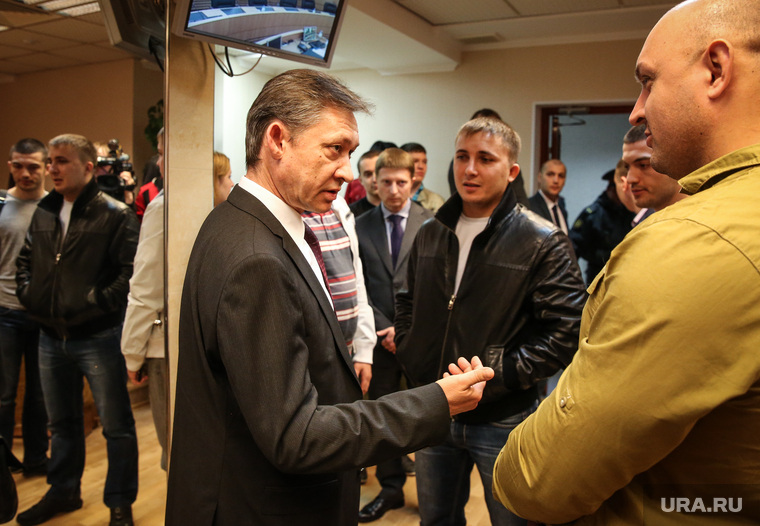 2014 год. Активисты поймали мэра Дмитрия Попова в зале заседаний Думы Сургута