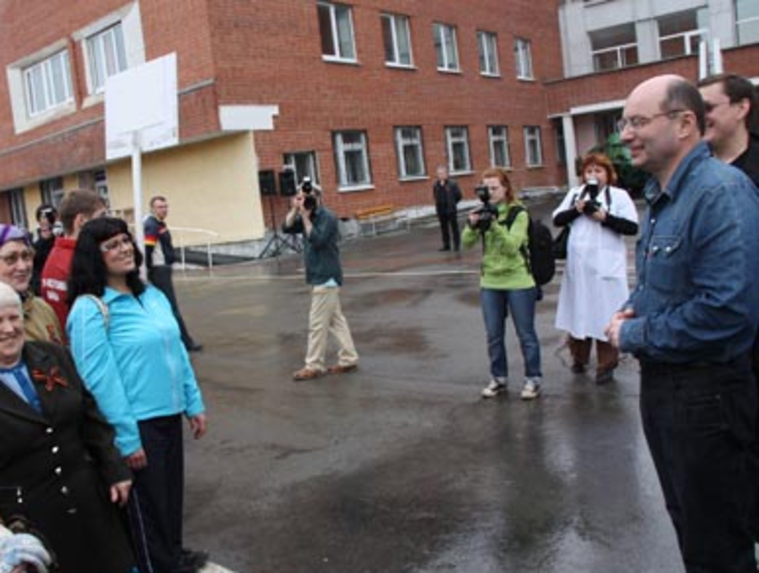 Анжелика Виноградова (в голубой куртке) когда-то пыталась делать даже политическую карьеру. На фото — апрель 2010 года, встреча с губернатором Мишариным