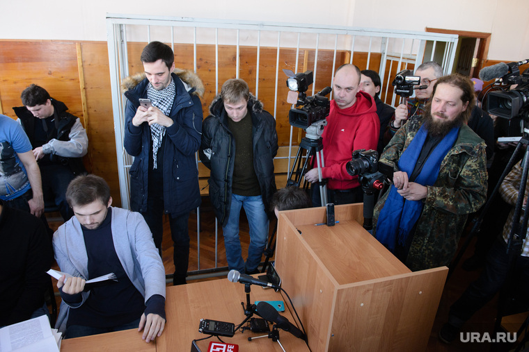 В суде по делу Соколовского. Справа — бывший монах, а ныне журналист Михаил Баранов, правая рука Александр Невзорова
