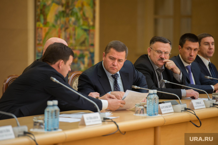 Дело МУГИСО сильно поменяло расклады власти — трое с этой фотографии уже не члены свердловского кабмина, в котором еще и понизилась «стоимость» каждого члена