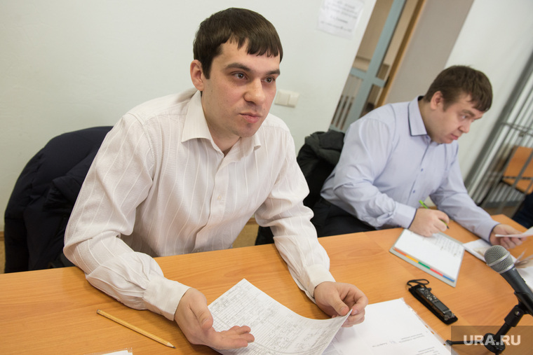 В суде истцов представлял Алексей Димитров (слева)