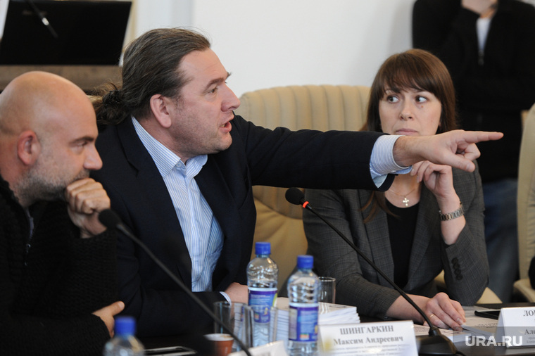 Известный эколог Максим Шингаркин (в центре) обвинил челябинского олигарха в самоустранении от проблем простых людей