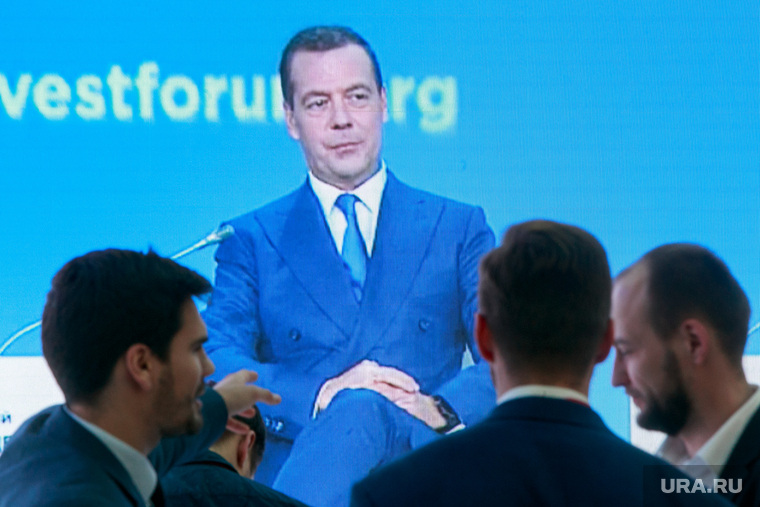 Участники форума внимательно слушали выступления Медведева, чтобы понять, кто следующий премьер