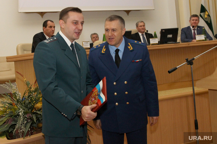 Еще недавно Владимир Рыжук (слева) получал поздравления с юбилеем службы от прокурора области Игоря Ткачева