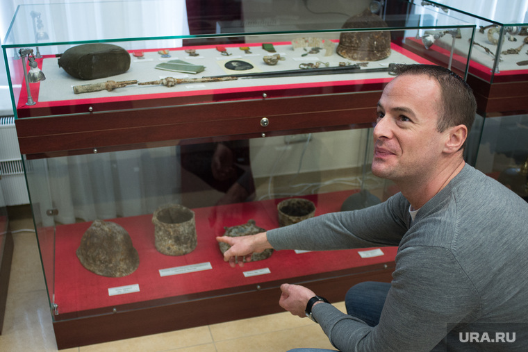Пьер радуется, как ребенок, видя вещи с раскопок во Франции в витрине уральского музея