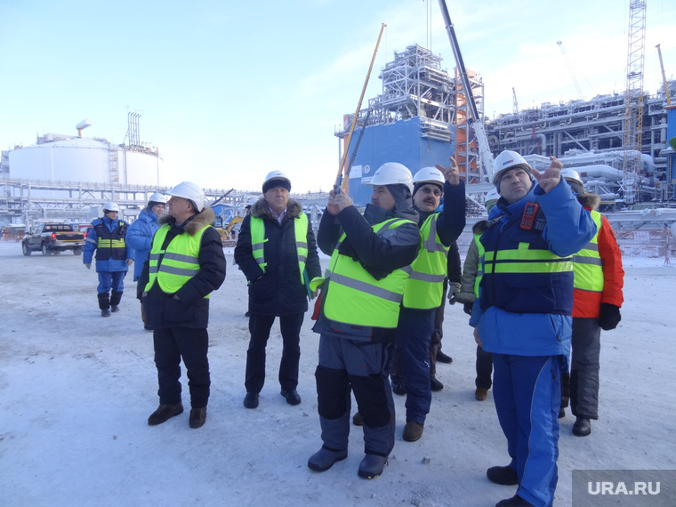 Роман Гурьянов (справа) проводит гостям экскурсию по строительной площадке «Ямала — СПГ»